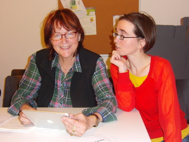 Helga Widder und Tanja Grossauer-Ristl planen mit großem Einsatz den Themenabend.