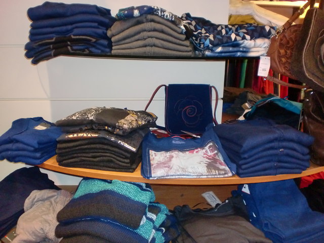 Neben den modischen Winterfarben schwarz, grau, braun und dunkelblau bringen Royalblau....