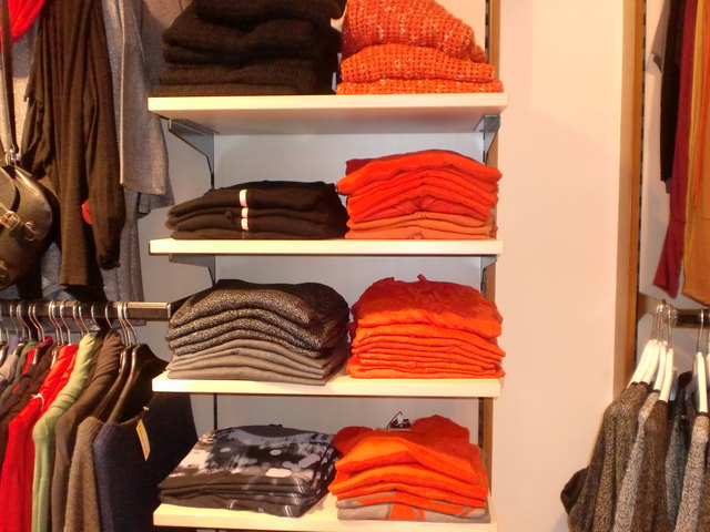 ... und Orange Farbe in die Modewelt.