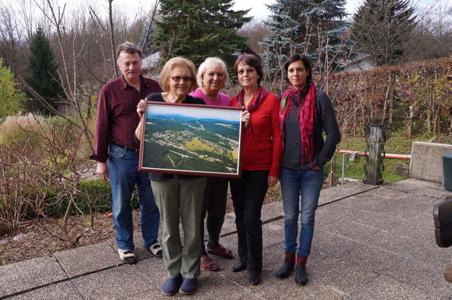 Anrainer Sieglinde und Helmut Tötzl, Waltraud Paderta, Mathilde Schubert und Ilona Eggl zeigen ein Bild des betroffenen Siedlungsgebiets.