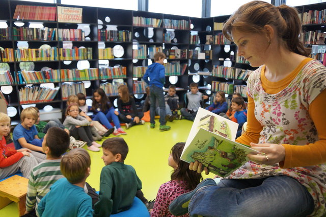 Kinderbuch-Autorin Edith Hessenberger aus Telfs bereitet sich für die Lesung in der neuen Pfaffenhofer Bücherei vor.