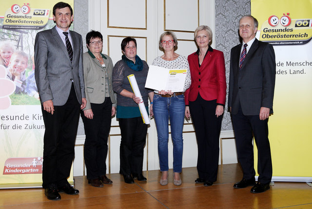 Die Kindergartenverantwortlichen von Helfenberg mit Bürgermeister Stefan Hölzl. | Foto: Foto: Land OÖ