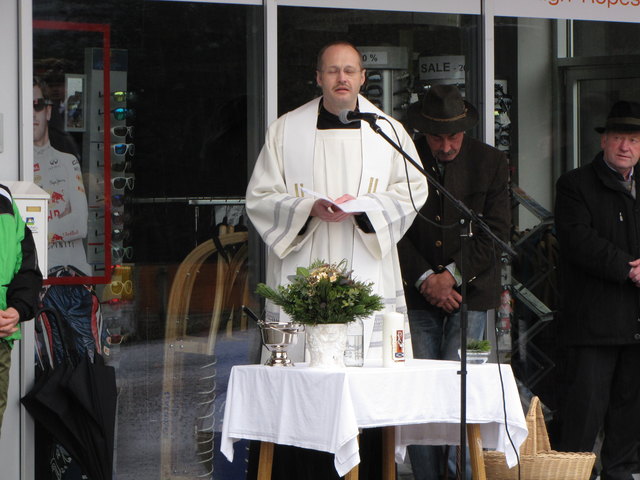 Pater Andreas segnete die Pferde und ihre Besitzer.