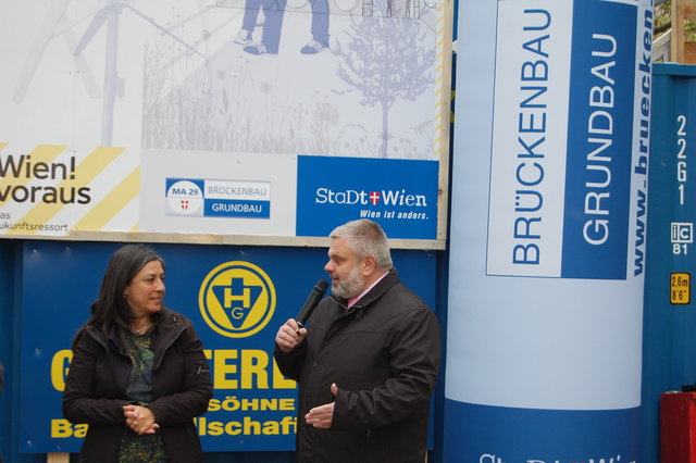 Vizebürgermeisterin Maria Vassilakou zusammen mit Bezirksvorsteher Karlheinz Hora.