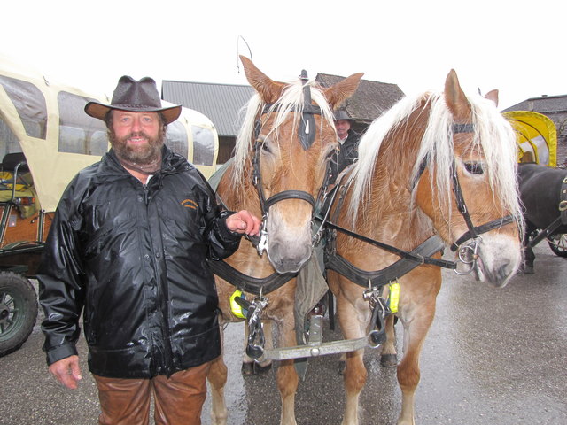 Johann Auer mit seinem Pferd Ramona und Stute Fortuna von Bartl Dygruber.