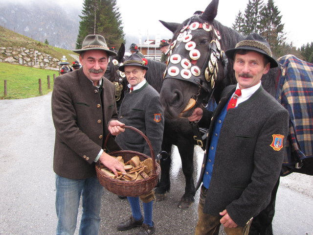 Obmann Hubert Lichtenegger mit geweihtem Brot für Mira, von Besitzer Johann Schlager.