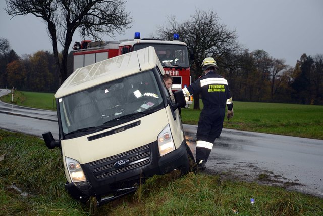Auf der regennassen Straße nach Schönfeld kam der Kleintransporter ins Schleudern. | Foto: Markus Berger
