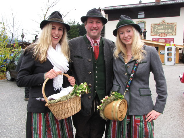 Ein Schnapserl von den Grieskogelschnalzern: Christina Reschreiter, Josef Quehenberger und Katja Grünwald.