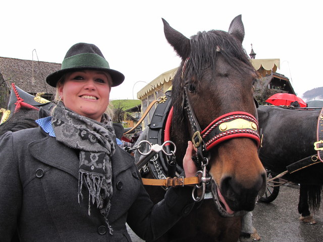 Gut behütet und fesch herausgeputzt: Roswitha Siller und Pferd Lisa.