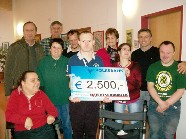 Gallus Pesendorfer (hinten li.) und Geschäftsführer Reinhard Köpl (hinten re.) unterstützten die Sportler. | Foto: Lebenshilfe