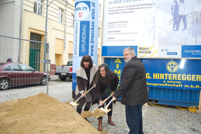 Stadtbaudirektorin Brigitte Jilka, Vizebürgermeisterin Maria Vassilakou und Bezirksvorsteher Karlheinz Hora gaben den Startschuss für das neue Projekt beim Handelskai.
