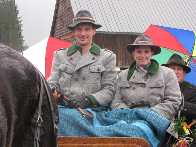 Bei diesem Wetter wird gekuschelt: Markus und Theresia Lanner machen es richtig.
