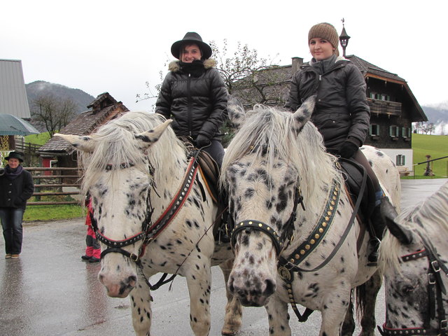 Lisa und Andrea auf ihren prächtigen Pferden Lisi und Melanie