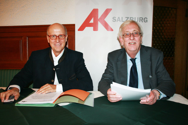 Praml (re.):, im Bild mit AK-Präsident Siegfried Pichler "Vor allem im Gastgewerbe werden Überstunden oft nicht ausbezahlt."