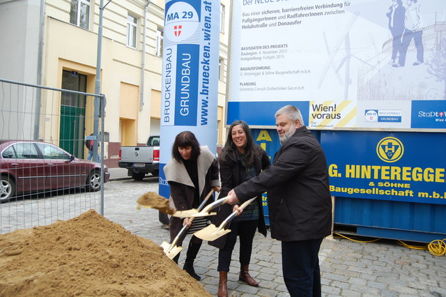 Stadtbaudirektorin Brigitte Jilka, Vizebürgermeisterin Maria Vassilakou und Bezirksvorsteher Karlheinz Hora gaben den Startschuss für das neue Projekt beim Handelskai.