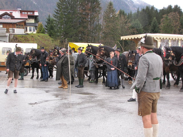 Die Goaßlschnalzer treten in Aktion.