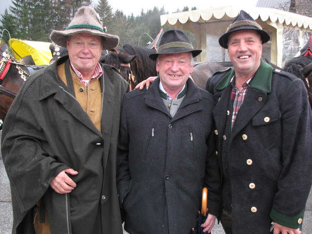 Bgm Johann Quehenberger, links und rechts jeweils ein Hans Reschreiter.