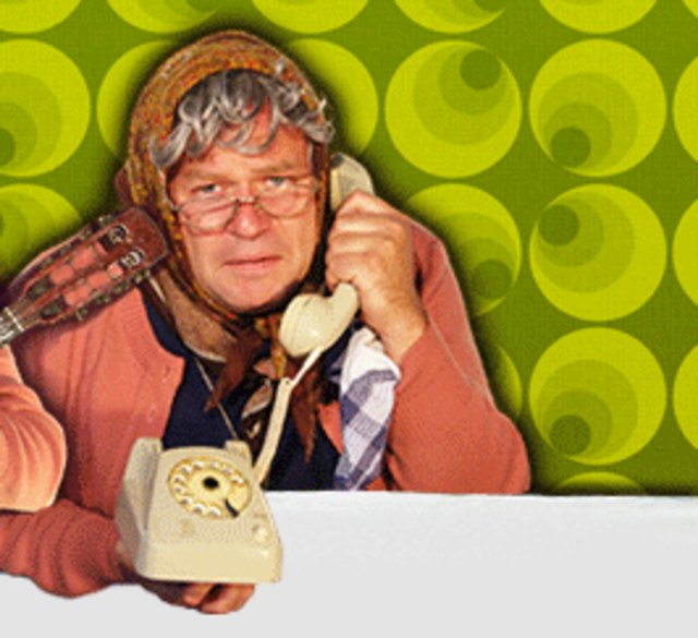 Ermi-Oma alias Markus Hirtler baut das Publikum in ihr Programm ein und holte es auf die Bühne.Foto: ag