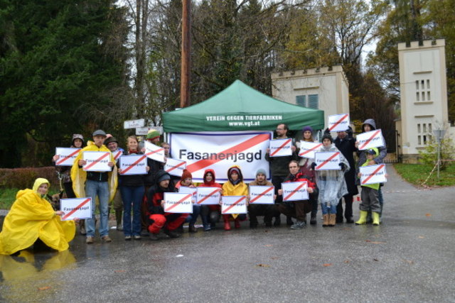Mahnwache: Am Wochenende versammelten sich Gegner der Fasanenjagd in Thal. | Foto: David Richter