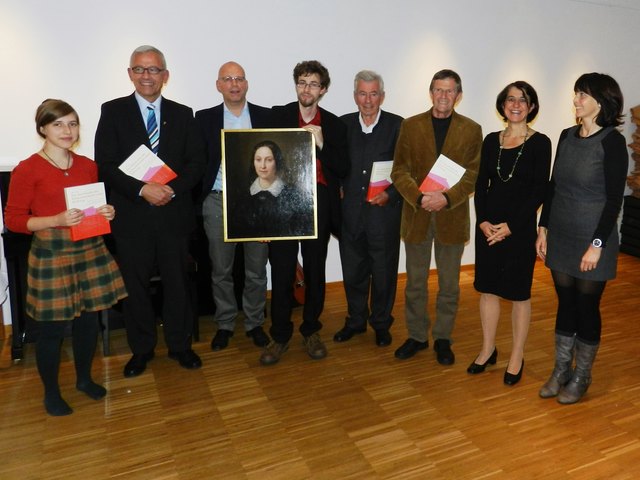 Schülerin Sarah Rinderer, Dompropst Dr. Florian Huber, Dr. Peter Schumacher, Buchautor Mag. Thomas Schwaiger, Dr. Albert Fiegl, Dr. Otmar Koch, Heimleiterin Mag. Christine Felder und Christa Kramer bei der Buchpräsentation im Mädchenheim Scheuchenstuel in Innsbruck