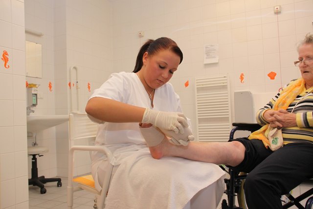 Der Bedarf an Fachkräften in der Altenpflege wird auch im Bezirk weiter anwachsen. | Foto: Foto: AMS