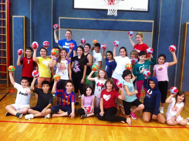 Agnete Grigaite und Katalin Jenöfi mit den Schülern der VS Neunkirchen/Steinfeld | Foto: Handball ATUS Neunkirchen