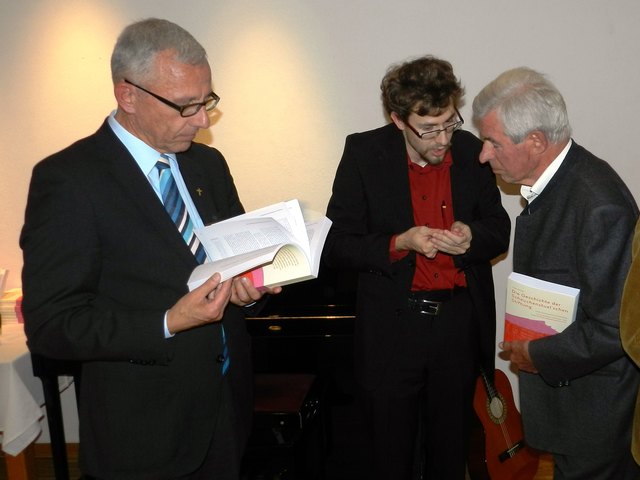 Dompropst Prälat Dr. Florian Huber, Mag. Thomas Schwaiger und Beirat Dr. Otmar Koch nach der Buchpräsentation im Mädchenheim Scheuchenstuel