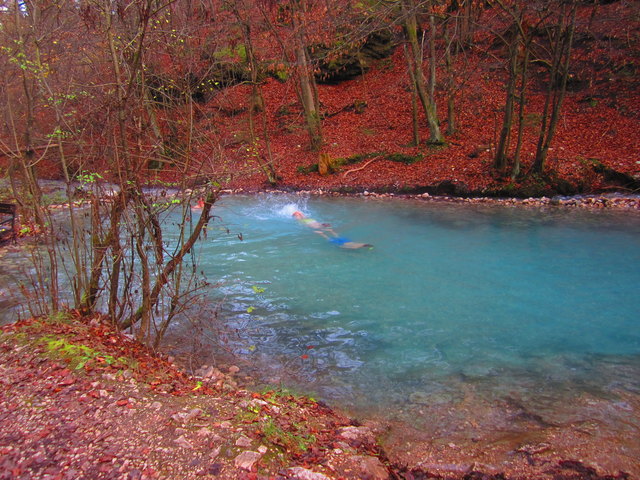 Das untere, etwas größere und tiefere BGecken. Aus einer Felskluft im Boden sprudelt das warme Wasser. Jung und Alt tummeln sich in der Naturtherme.