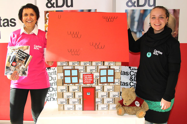 Das Haus soll eine Zufluchtsstätte für Frauen und ihre Kinder sein. Caritas-Direktorin Edith Pinter und Sozialberaterin Judith Bammer präsentierten den Zukunftsplan symbolisch und gebaut aus Teepackungen. | Foto: Caritas Burgenland