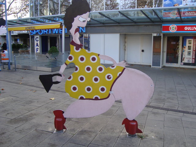 Bunte Kartonfiguren erweisen sich als Blickfang am Franz-Jonas-Platz. | Foto: Sabine Krammer