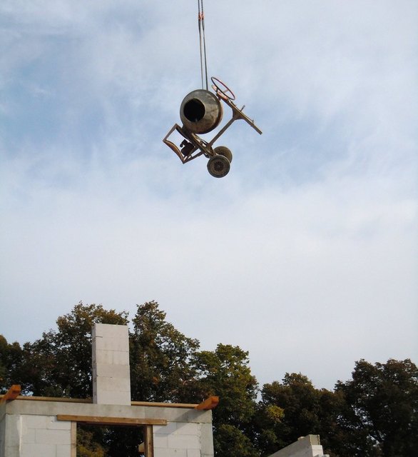Die "fliegende Mischmaschine" wurde noch schnell geborgen, bevor sie im Dachstuhl eingesperrt worden wäre.