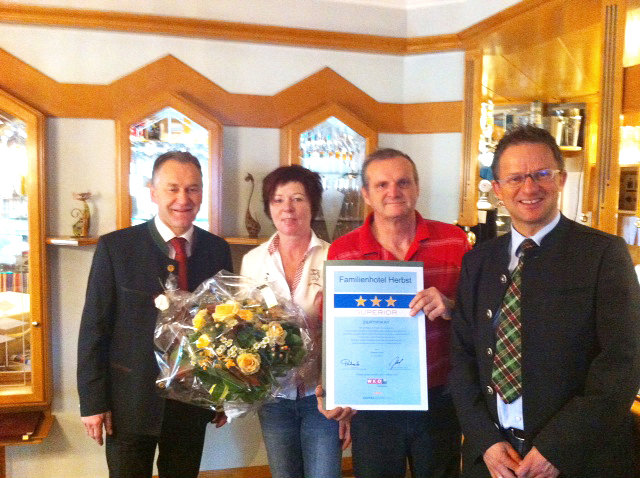 Johann Spreitzhofer, Obmann der Wirtschaftskammer Weiz, Brigitte und Herbert Herbst – Geschäftsführer des Familienhotels Herbst***S, Dr. Gerhard Kienzl - Spartengeschäftsführer der Wirtschaftskammer Steiermark (v. l.). | Foto: Familienhotel Herbst***Superior