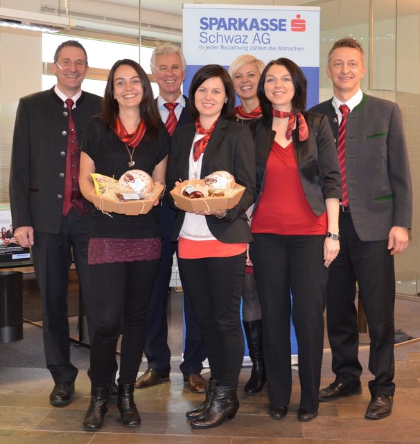 Vorstandsdirektor Harald Wanke gratuliert den Mitarbeitern der Sparkasse in Zell: Manfred Oberdacher, Harald Wanke, Angelika Hauser, Marion Pfister, Silvia Zorn-Pauli, Stanislaus Pfister | Foto: Foto: Sparkasse