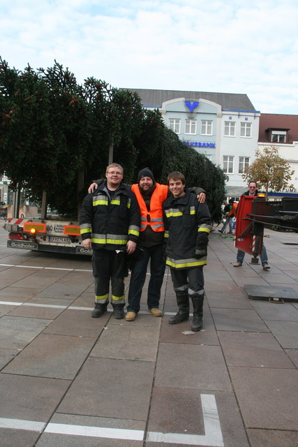 HannesMann, Thomas Rudolf und Georg Mohr waren drei von insgesamt 19 starken Männern, die beim Aufstellen des Weihnachtsbaumes am Hauptplatz dabei waren. | Foto: Zeiler