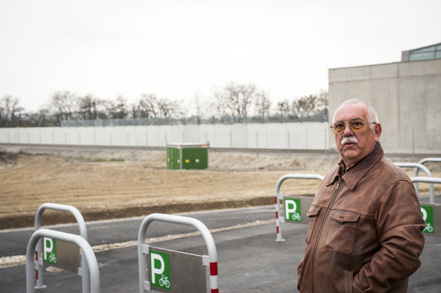 Walter Elias zeigt die Fläche, die bei der Eröffnung asphaltiert war. Danach wurde der Asphalt weggerissen.