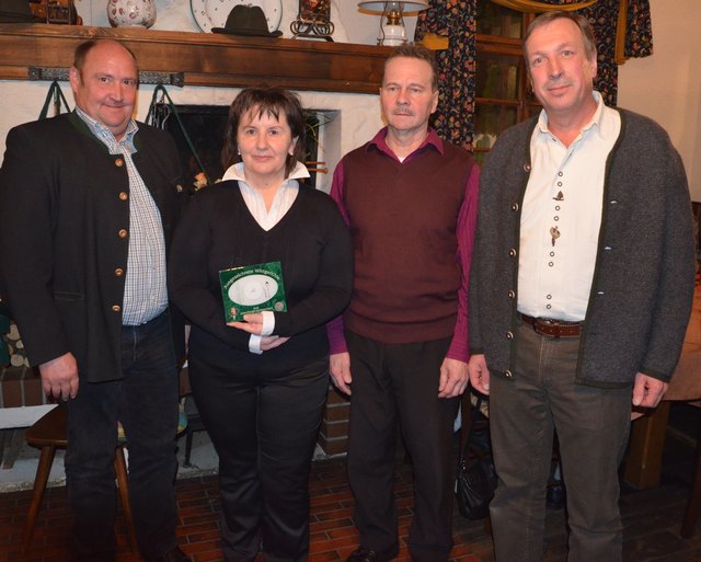 Bezirksjägermeister Rudolf Wagner, Annemarie und Manfred Lindlbauer, Jagdleiter Josef Hangler. | Foto: privat
