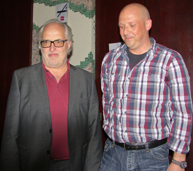 Grenzgänger-Obmann Wolfgang Baumüller (li.) bedankte sich beim Buschpilot Mario Scherer für die interessanten Ausführungen | Foto: Foto: Ignaz Märzinger