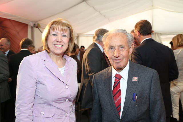 Gratulierte: Die Hernalser Bezirksvorsteherin Ilse Pfeffer mit Aufsichtsratschef Carl Manner, Enkel des Firmengründers. | Foto: Foto: APA/Schedl