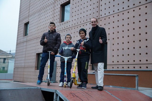 Sind zufrieden mit dem Ergebnis: Jugendstadtrat Albrecht Oppitz mit den Skatern Adnan, Alex und Edi.