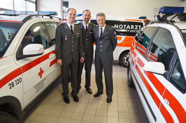 NEF-SystemErhalter: "Mister NEF" Gabriel Wehinger, RK Telfs Bezirksstellenleiter Thomas Praxmarer und Notarzt Dr. Max Zimmermann.