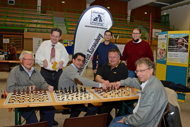 3. Korneuburger Sport- und Gesundheitstag - Auch für eine Partie Schach gab es am Stand des Schachvereins Korneuburg Gelegenheit (stehend hinten) Ludwig Breichner, Michael Grand und Roman Pertl MSc - (sitzend) Gerald  Korostensky, Bgm Christian Gepp MSc, GR Ing. Gottfried Berger und der Obmann des Schachvereins Korneuburg Kurt Broneder.