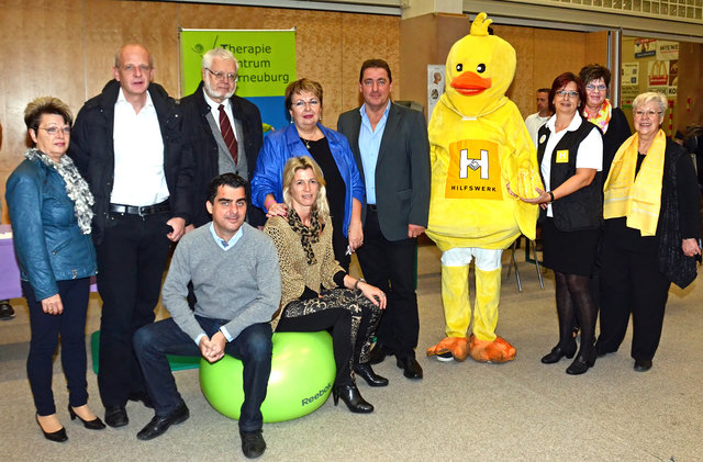 3. Korneuburger Sport- und Gesundheitstag (von links) GR Stefanie Mannhart, STR Thomas Pfaffl, STR Dr. Erik Mikura, Vizebgm. Helene Fuchs-Moser MSc, Vizebgm. Robert Zodl, Helene Dimmel (Hilfswerk Korneuburg), GR Karoline Winkler und Gerta Bösmüller (Hilfswerk Korneuburg) - auf dem Gymnastikball Bgm. Christian Gepp MSc und GR Sabine Fuchs-Tröger