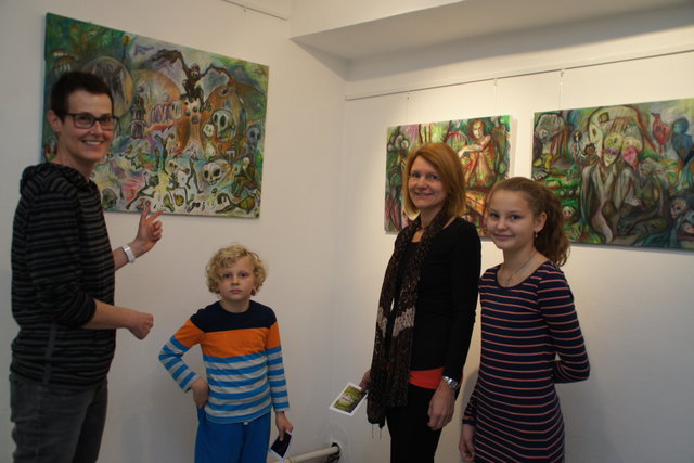 Die Künstlerin führt Elias, Alexandra und Hannah Gahleitner aus Kirchberg durch die Ausstellung.