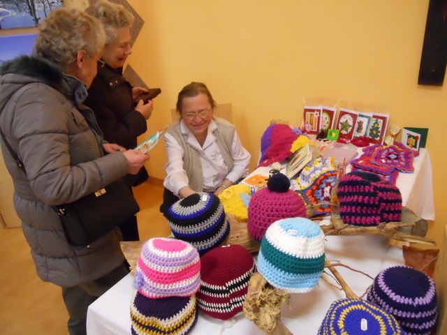 Ernestine Zulehner aus Reinsberg führte im Vorjahr den interessierten Besuchern ihre selbst gehäkelten Produkte vor. | Foto: Dorfwerkstätte Reinsberg