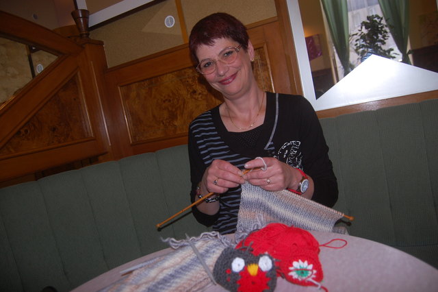 Engagiert: Yvette Bajor ruft zum Handwerken und gleichzeitigen Plaudern am Allerheiligenplatz auf.