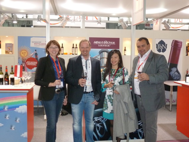 Mag. Sabine Schandl, Mag. Alex Fischer, chinesische Weinimporteurin Alexa Wang und Franz Jägersberger auf der ProWein. | Foto: Privat