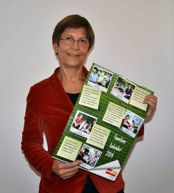 SPÖ-Klubvorsitztende Gertraud Jahn mit dem Familienkalender.