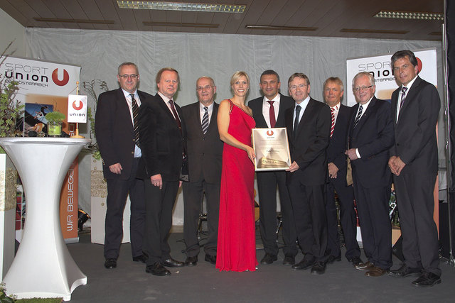 Ehrenobmann Bernhard Haudum, Landessportdirektor Alfred Hartl, Vereinsgründer Bruno Fröhlich, Moderatorin Sabine Lindorfer, Obmann Kurt Mitterhofer, Union-Präsident Franz Schiefermayr, Heinz Oberauer vom Fußballverband, Landtagsabgeordneter Arnold Weixelbaumer und Bürgermeister Leopold Gartner (v.l.). | Foto: Reinhard Hauer/UVW