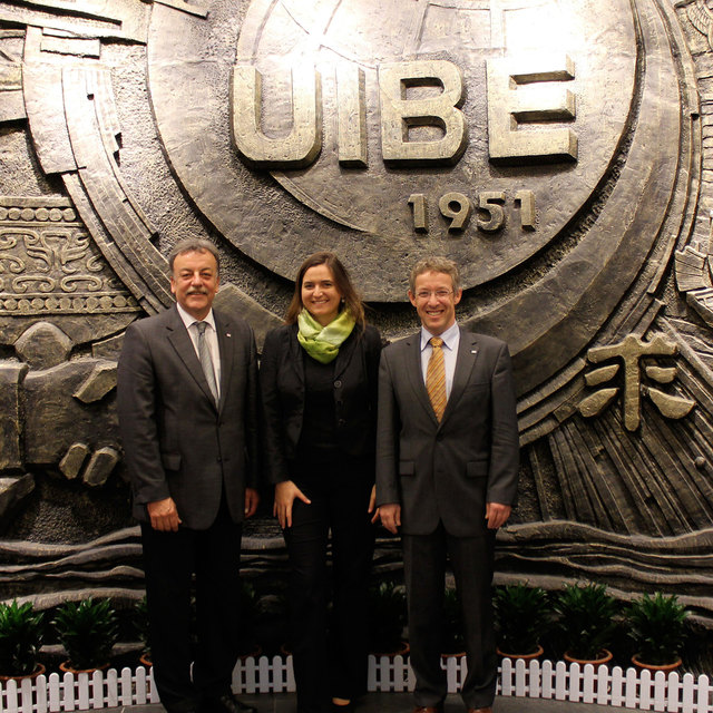 Gerald Reisinger (li.), Geschäftsführer der FH OÖ, Sophie Wiesinger, Koordinatorin des Zentrums für interkulturelles Management und Emerging Markets (FH OÖ), Prof. (FH) Andreas Zehetner, Vizepräsident Internationalisierung der FH OÖ. | Foto: FH OÖ