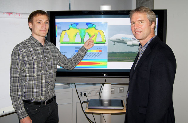 Armin Winkler (l.) schrieb seine Masterarbeit über Airbusse bei Betreuer Georg Aichinger (r.) an der FH Wels. | Foto: FH OÖ